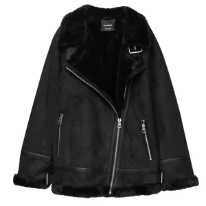 Svart jacka med fuskpäls från Pull&Bear - Säljer en svart jacka från Pull&Bear med fuskpälsfoder och krage. Jackan har dragkedja framtill, två snedställda fickor med dragkedja och dekorativa spännen vid sidorna. Perfekt för kyligare dagar.