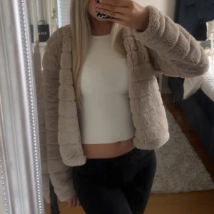 beige pälsjacka - en beige pälsjacka från gina tricot 🌷