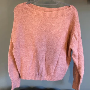 Rosa fin-stickad tröja från Lindex - Mysig rosa fin-stickad tröja från Lindex med rund halsringning och långa ärmar. Tröjan har en avslappnad passform och ribbade muddar vid ärmslut och nederkant. 