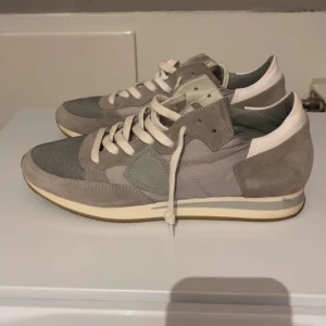 Philippe model trpz 40 - Säljer dessa gråa Philippe model trpz i storlek 40, fint skick. Släpper billigt 🙌