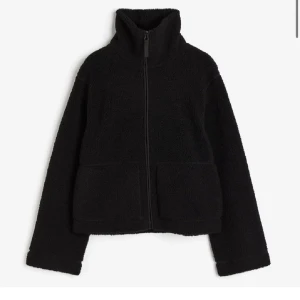 Svart pile jacka - Säljer min svarta pile jacka från H&M i storlek S, jackan är i bra skick använd fåtal gånger