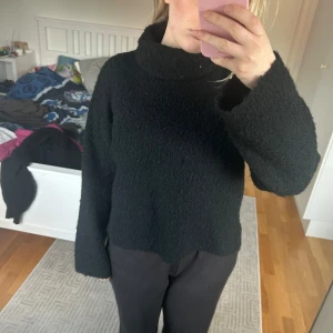 Svart stickad polotröja bikbok - Svart stickad tröja med polohals från bikbok! Skön och inte sticksig, kommer bara inte till användning. Är liiiite nopprig, men fint skick!☺️