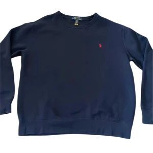 Mörkblå tröja från Polo Ralph Lauren - Mörkblå tröja från Polo Ralph Lauren. Tröjan är i storlek L/ 14-16 i barn storlek. Hör av dig direkt vid frågor eller extra bilder!🙂🙌