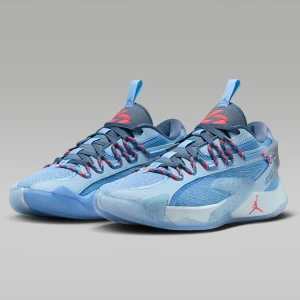 Blå Jordan sneakers med röda detaljer - Säljer ett par snygga blå Jordan sneakers med olika nyanser av blått och röda detaljer. Aldrig använt, prislappen fortfarande på+ boxen följer med