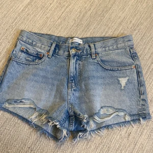 Ljusblå jeansshorts från Perfect Jeans - Säljer ett par ljusblå jeansshorts från Gina Tricot med fransig kant och slitna detaljer. Perfekta för varma dagar! Midjemått 38cm💕