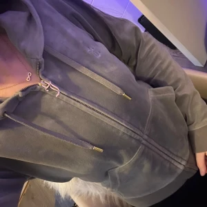 Grön hoodie från Juicy Couture - Säljer en grön hoodie från Juicy Couture i mjuk velour med dragkedja och huva. Tröjan har guldfärgade detaljer på snören och dragkedja samt broderad logga på bröstet.  Ordinarie pris, 1300kr. Och säljer för 600kr då den kommer i fint skick och inte har några skador alls! Men pris kan diskuteras. 