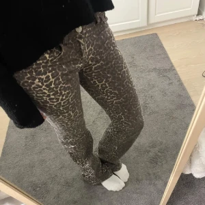 Leopard jeans NELLY - Säljer ett par leopardmönstrade jeans. Säljer då den ej kom till användning❤️Ursprungs pris 699kr