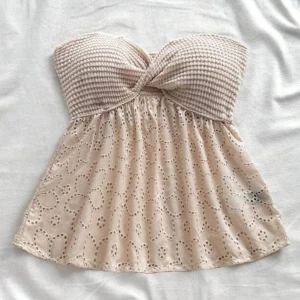 Beige tubtopp - Söt beige axelbands lös topp, aldrig använd så i fint skick, storlek S.