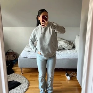 Ljusblå jeans - Säljer ett par ljusblå jeans från Zara med raka ben. OBS! första bilden är inte på mig, säljer pga att de inte passar.