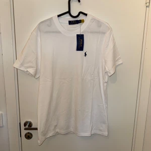 Vit t-shirt från Polo Ralph Lauren - Helt ny, skicka för fler bilder eller frågor! Har fler inne i andra storlekar och färger!