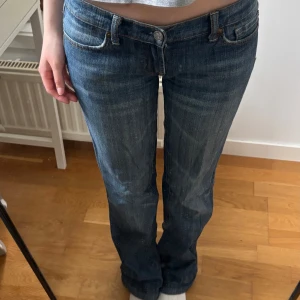 Lågmidjade Blå bootcut jeans från 7 For All Mankind - Lågmidjade blå bootcutjeans från 7 For all Mankind