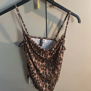 Leopard linne - Säljer ett snyggt leopardlinne från H&M i storlek XS. Skitsnygg för att dra ut nån kväll i! Aldrig använd men köptes i somras 