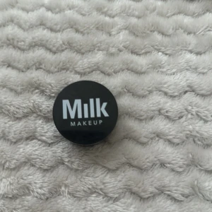 Translucent setting powder från Milk Makeup - Säljer ett löspuder från Milk Makeup i en smidig rund burk med svart lock. Perfekt för att fixera din bas och ge en matt finish. Puderbehållaren har siktlock för enkel applicering skriv gärna om ni har frågor🥰