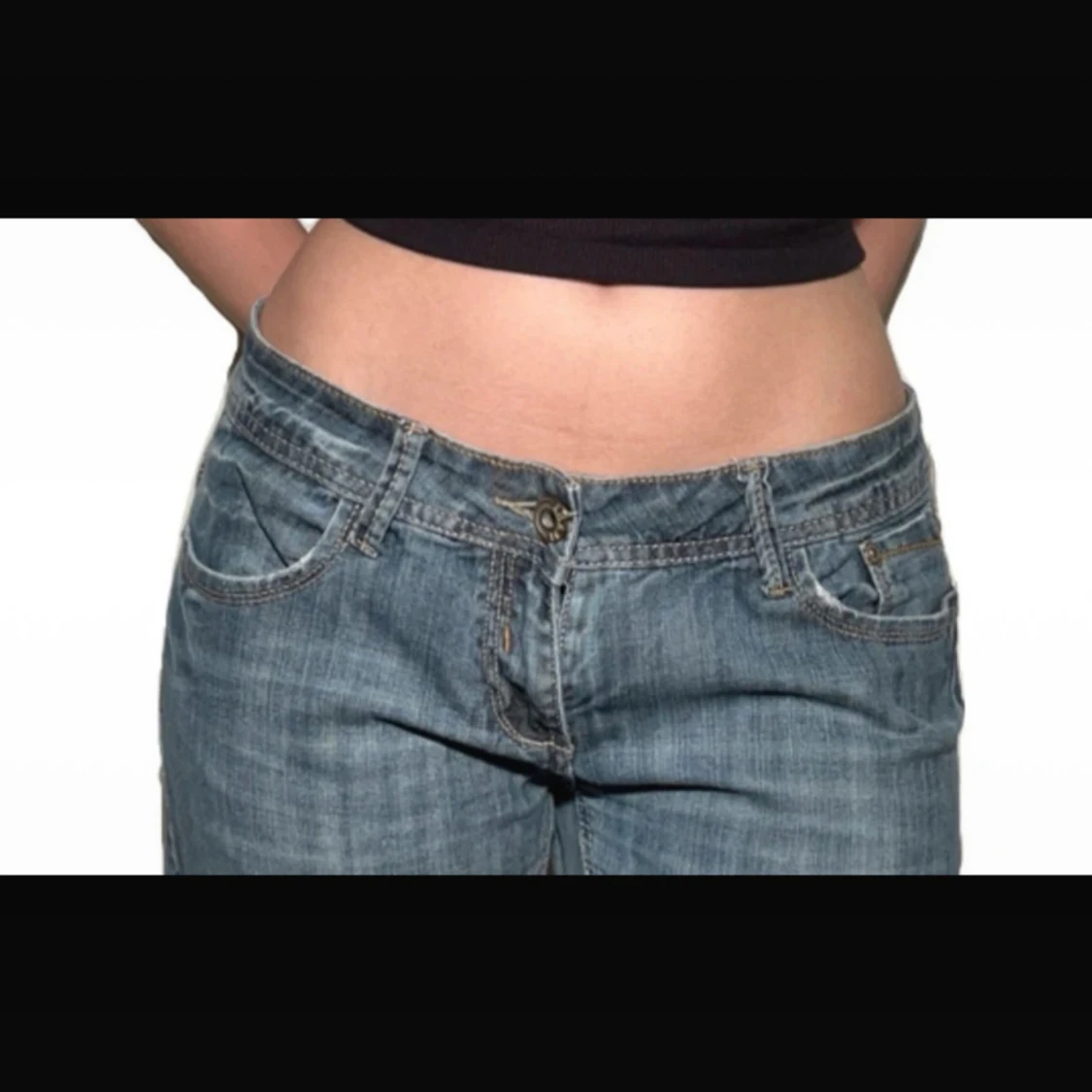 Lågmidjade bootcut jeans med metallbricka - 3