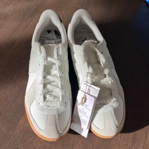 END x. Adidas BW Army Sneakers *NYA* - Säljer ett par helt nya sneakers av ENDs tolkning och collab på Adidas BW Army sneakers. Skorna har klassisk gummisula och snörning. Perfekta för dig som gillar retrostil och vill ha något stilrent till vardags.