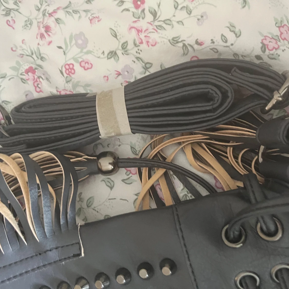 Svart axelväska med nitar och fransar - 4