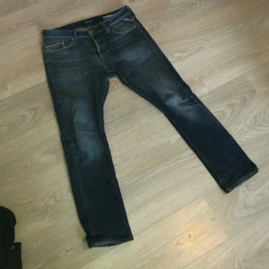 Mörkblå replay jeans - Säljer ett par riktigt snygga replay jeans. 1799kr nypris. Skick ca 8-9/10 då det är ett litet hål i en sömn, det syns dock inte när man har på sig dem. W31 L32. Pris kan ändras vid snabb affär!!