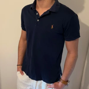 Ralph Lauren Piké - Blå Ralph Lauren pike i ett riktigt skönt material, mycket bra skick! // Storlek: Medium, jag på bild är 177cm // Hör av er vid frågor! 🙌🏼