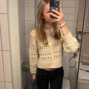 Beige stickad croppad tröja - Säljer en beige stickad tröja med hålmönster och croppad passform. Tröjan är i mycket bra skick💕💕