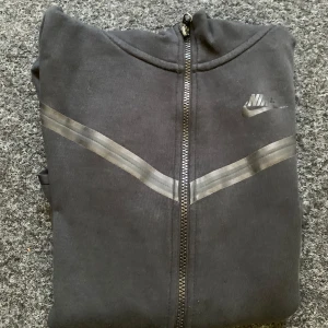 Svart Nike tech - Behöver pengar så säljer ba lite kläder