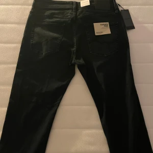 Jack and Jones jeans - Säljer ett par svarta/mörk blåa jeans från Jack and Jones! Har aldrig använt dom så det är som nya! Ifall det är några frågor är det bara att skicka!