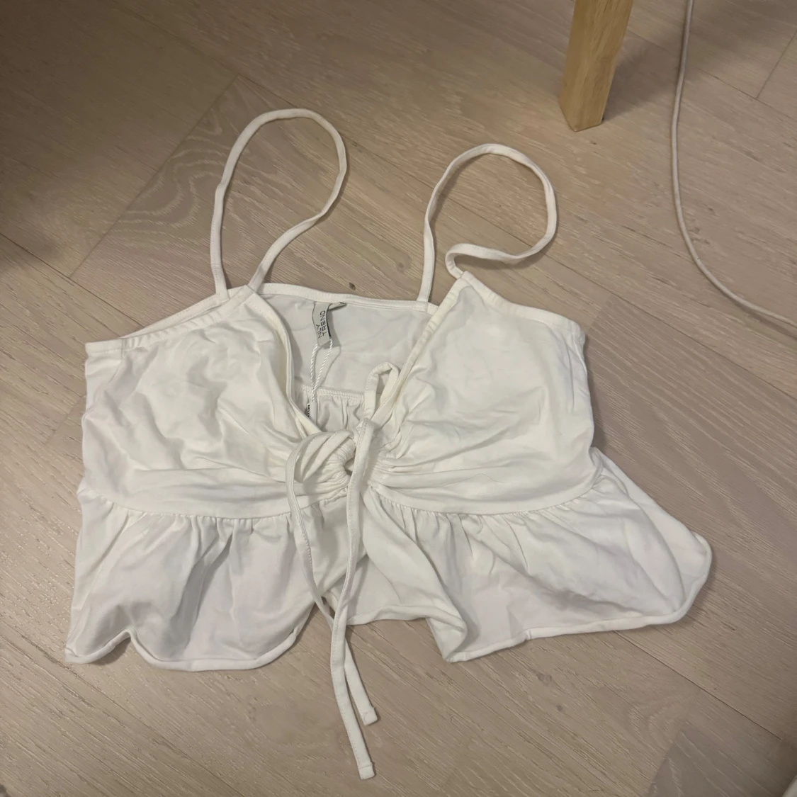 Vit croppad linnetopp med knyt