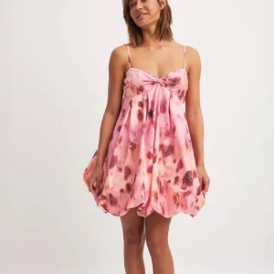 Rosa klänning NAKD - SÖKER denna klänning från NAKD, hör gärna av dig om du vill sälja 🥰🥰