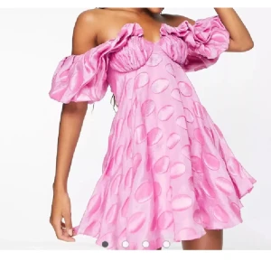 SÖKER rosa asos klänning - SÖKER denna superfin rosa kortklänning med puffärmar i en offshoulder-modell från asos. Hör av er om ni har en och är intresserade av att sälja!💕💕