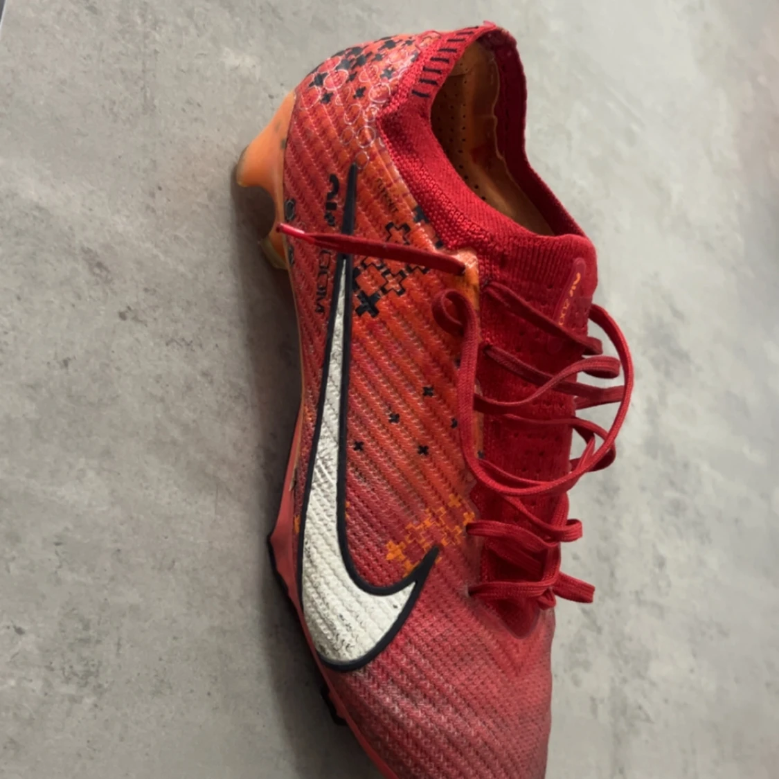 Röda Nike fotbollsskor med snörning - 3