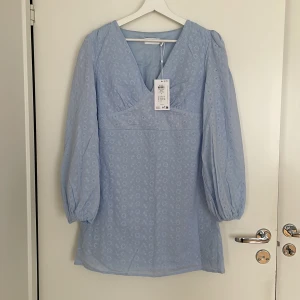 Ljusblå Vila Malina klänning  - Säljer en helt ny Vila Malina klänning. Beställde två storlekar och behöll ena. Långärmad klänning med bra passform och skönt material. 100% bomull. Ordinarie pris 799