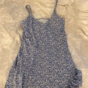 Klänning - Blå blommig klänning från Gina. Lappen är borta men den är från gina young. Skulle säga storlek xxs. Aldrig använd