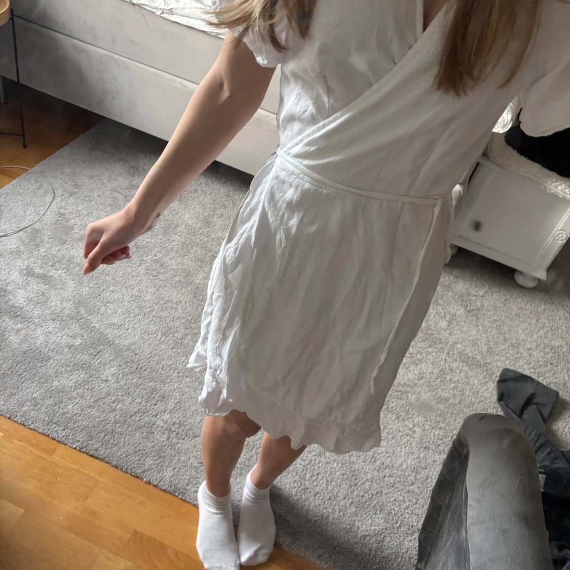 Vit omlottklänning med volang - 1