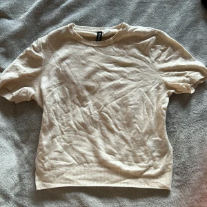 Stickad t-shirt - Använd en gång. Säljer likadan i svart!