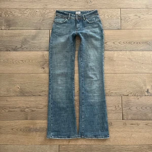 Moto bootcut jeans - Jättefina low waist bootcut jeans med unika fickor och wash. De är vintage och köpta på 90- talet från märket Moto. Toppenskick förutom lite slitning längst ner. Använda fåtal gånger och passar någon lite längre. Skriv gärna om ni har några frågor!!