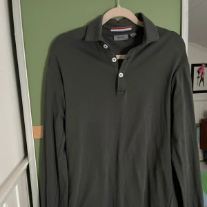 Mörkgrå pikétröja från Snoot - Bra skick, skön passform över andra skjortor, knappt använd, fin stengrå färg. Storlek S men sitter som en M