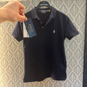 Ralph lauren pike - Säljer denna ralph lauren pike perfket nu till sommaren, den är endast andvänd en gång. Tags och kvitto från zalando finns🙌🏻