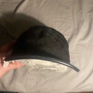 Gucci keps - Säljer min Gucci keps som är äkta, då jag it använder den längre, kan sänka priset vid snabb affär 