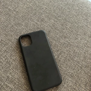 Svart mobilskal - Enkelt svart mobilskal i mjukt material, för IPhone 11.
