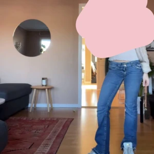 Lågmidjade bootcut jeans - Säljer ett par klassiska blå bootcut jeans med normal passform och låg midja. Jeansen har fem fickor och dragkedja framtill. Perfekta för en avslappnad och trendig look. Strl 158 men passar jättebra på mig som är 165 då jag sprättar upp de. (Lånade bilder)