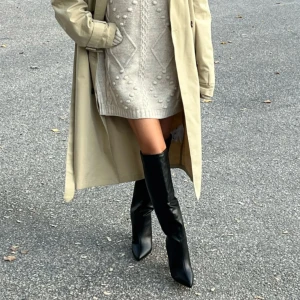 Svarta höga boots med klack - Säljer dessa svarta höga boots från Nelly. Nypris 800, aldrig använda! Pris går att diskutera💕