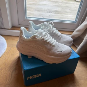 Hoka bondi 9 - Säljer ett par vita löpar skor från Hoka. skorna är helt oanvända då jag köpt fel storlek ny pris 2000kr