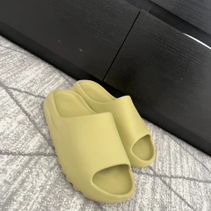 Adidas Yeezy Slide i beige - Säljer ett par Adidas Yeezy Slide i beige färg. De är väldigt sköna men storleken har minskats lite pga solen. Morsan slängde bort lådan ett tag sen. Pris kan diskuteras.