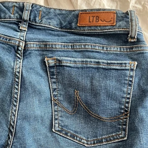Lågmidjade ltb jeans  - Supersnygga ltb jeans som är slutsålda, väldigt lågmidjade, köpta för c. 900kr, säljer nu för 300, se andra bilden. Dem är ganska långa så har slitits upp lite där nere, ingenting man tänker på dock skulle jag säga. Annars toppen kvalite!!