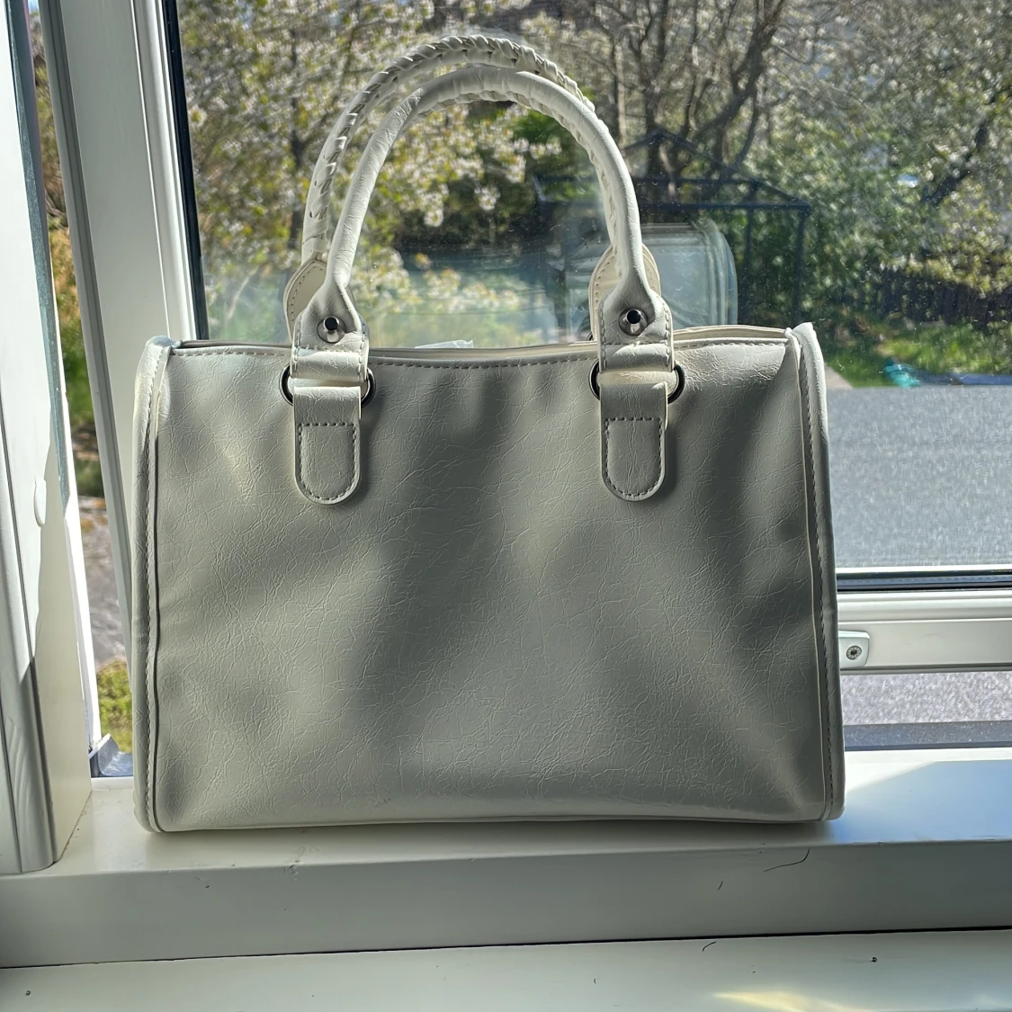 Vit handväska med silverdetaljer - 2