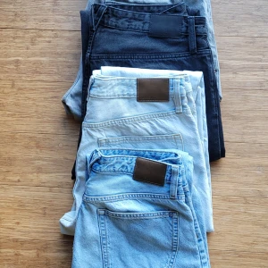 PAKET 4 par Vailent jeans rak modell Skate L+XL - Säljer sonens Valient jeans i oilka tvättar. Klassisk femficksmodell med raka ben, modell Skate, inköpta på Carlings för 699kr/stk förra året. Perfekta för dig som gillar tidlös denimstil. Ljusblå storlek L, Very light blue, grå o svart XL. Mycket fint skick! Säljer helst som paket 4 för 690kr, annars 200kr styck. Fler bilder kan fås om ni vill.