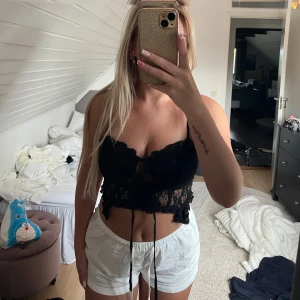 Croptop - Från prettylittlething, använd 2-3 gånger. 