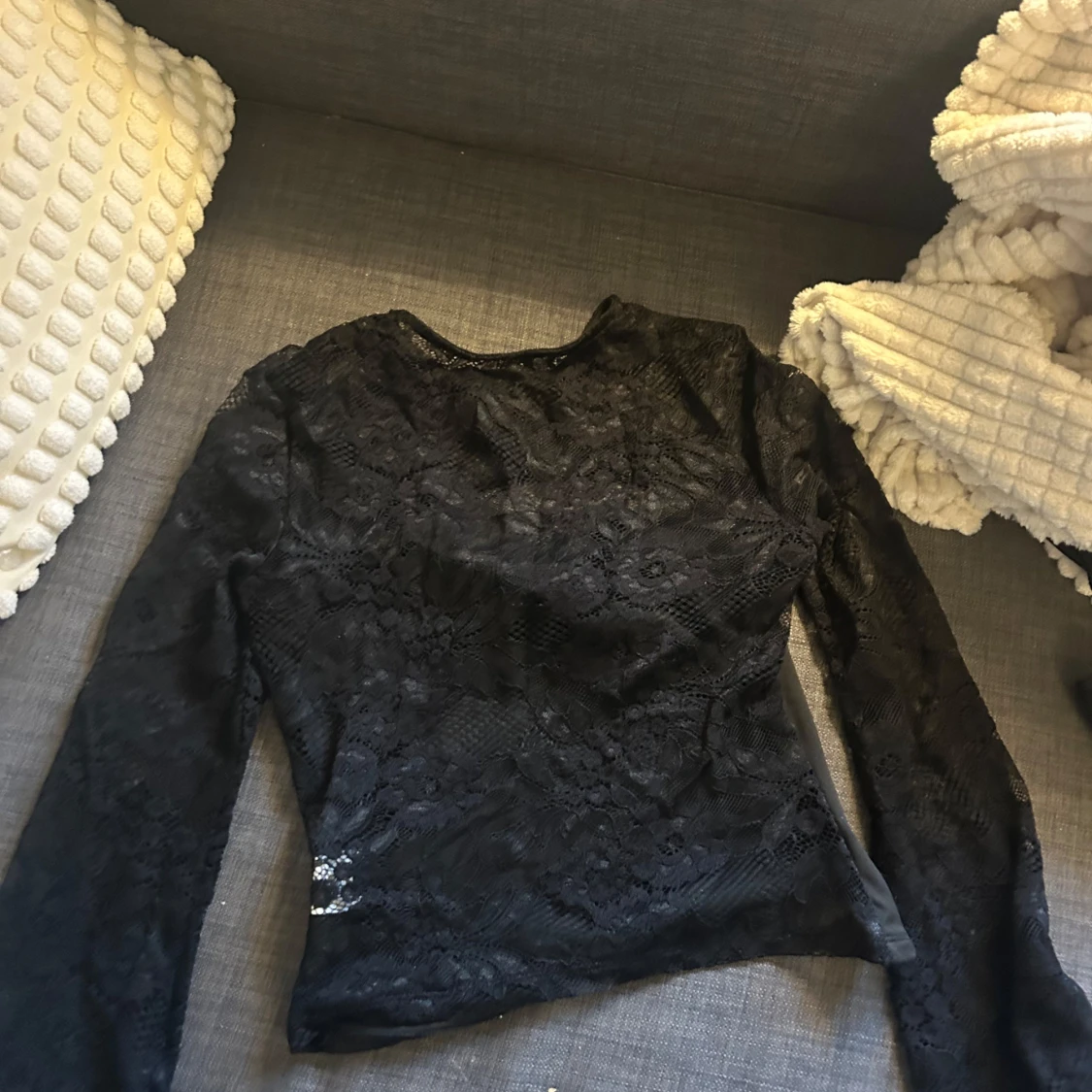 Svart spetsblus med lång ärm - 1