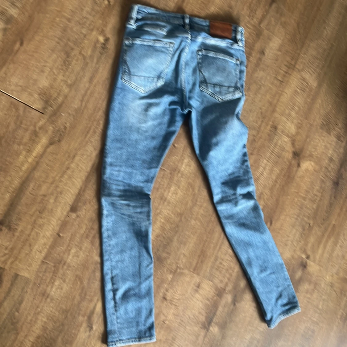 Ljusblå jeansbyxor från AllSaints - 1