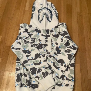 Bale hoodie  - Helt ny bape hoodie (oanvänd). Skit snygg och prefekt nu till sommarn.