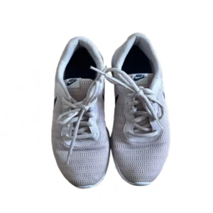 Puderrosa Nike sneakers med blå swoosh - Säljer ett par puderrosa Nike sneakers med blå swoosh. Skorna har mesh-ovandel för bra andningsförmåga och klassisk snörning. Perfekta för vardagsbruk eller träning. Lätta och bekväma med platt sula.